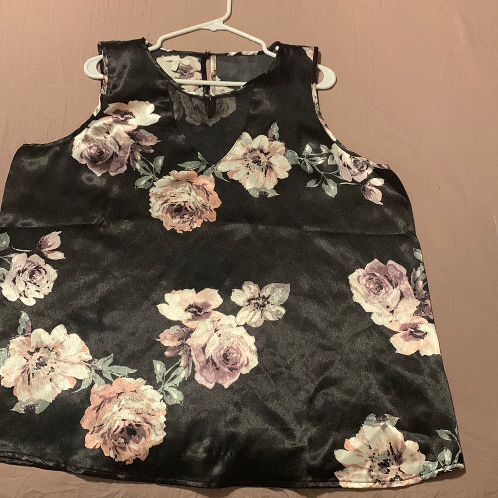 Sleeveless blouse. Only worn 1 time. No flaws.